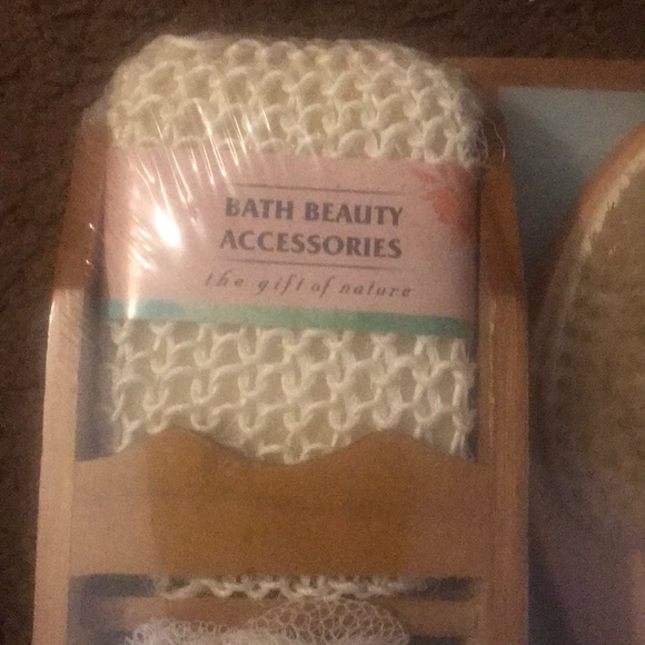 Essential Design Bath Gift Set Basket - Picture 2 of 6